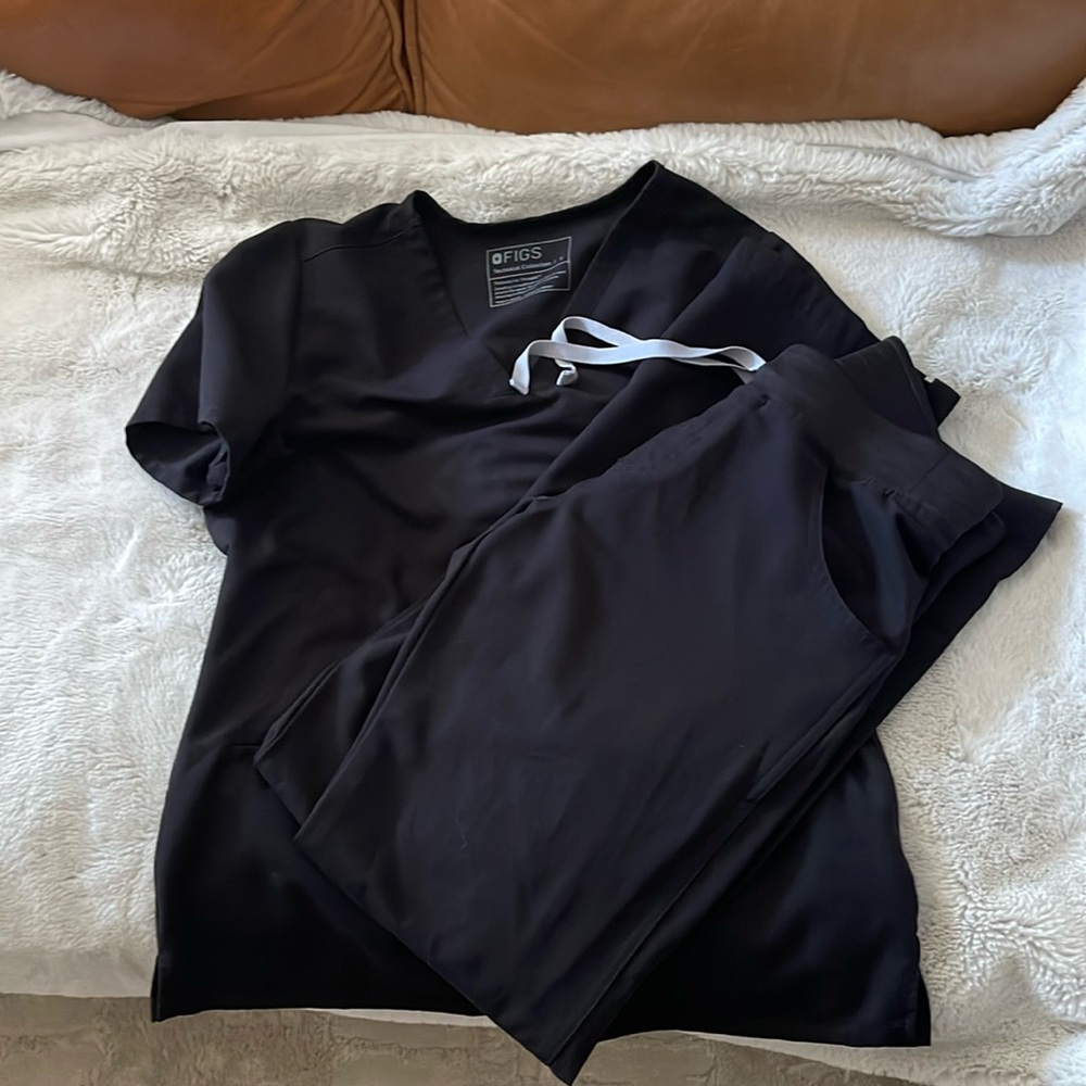 FIGS black scrub set. Small tall